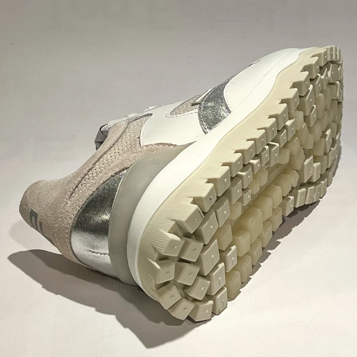 SFW-10127-60-01 Grommi 03.05 White 3 Floris van Bommel Floris van Bommel SFW-10127-60-01 Grommi 03.05 White